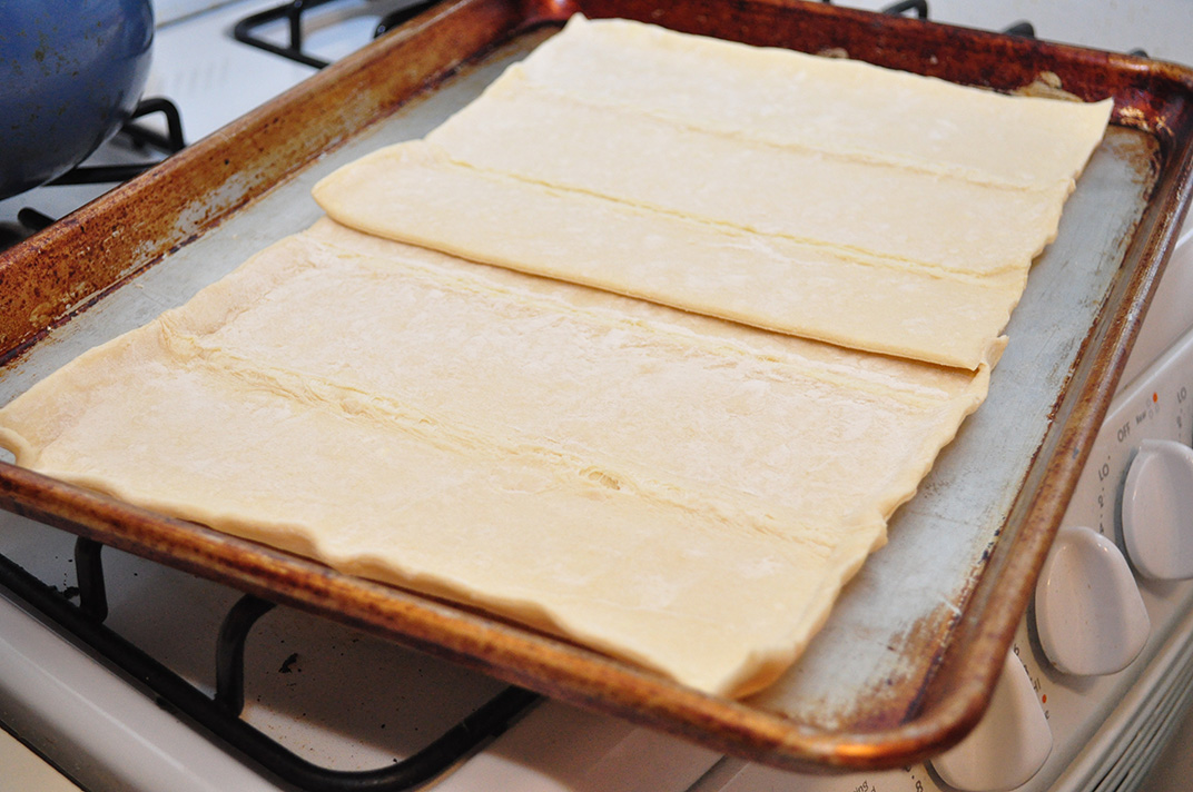 Рецепт из замороженного слоеного теста в духовке. Слоеное тесто. Тесто слоеное бездрожжевое. Слойонное тесто дрожевое. Выкладываем слоёное тесто на противень.